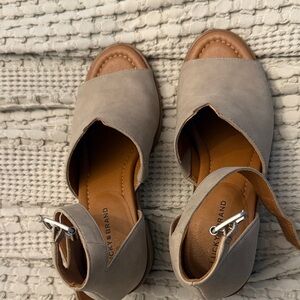 Lucky Brand Women's Tan and Gray Sandals